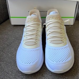 APL Men’s Techloom Tracer in Beach/Pristine/White. NWT in box